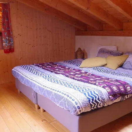 Beautiful Self-built Ecological House By The River Сasa de vacaciones