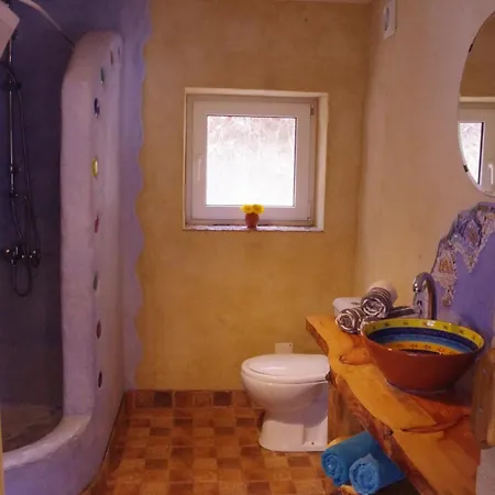 Beautiful Self-built Ecological House By The River Сasa de vacaciones *