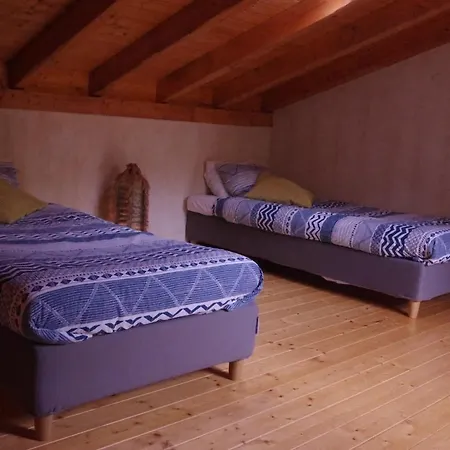 Beautiful Self-built Ecological House By The River Сasa de vacaciones