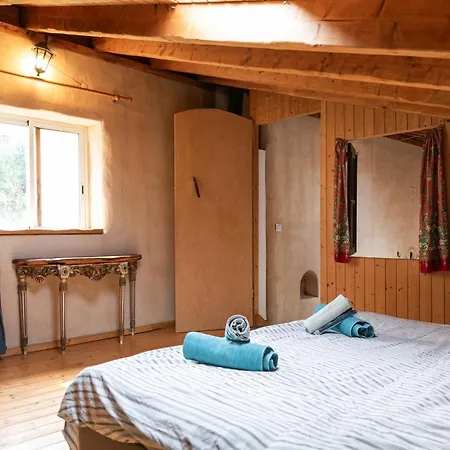 Beautiful Self-built Ecological House By The River Сasa de vacaciones *